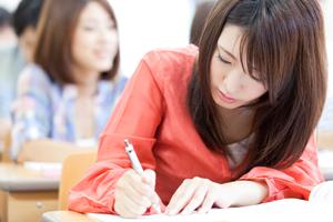 横浜駅近くで英会話を学ぶ！実践的なスクール選びのポイントと体験レッスンの魅力